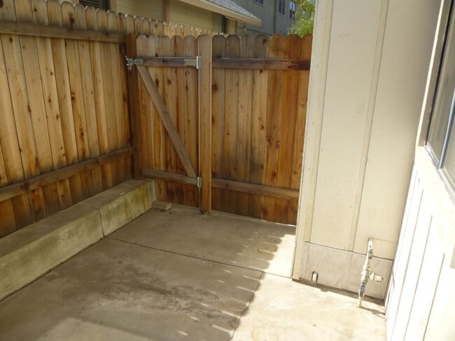 Building Photo - uni600