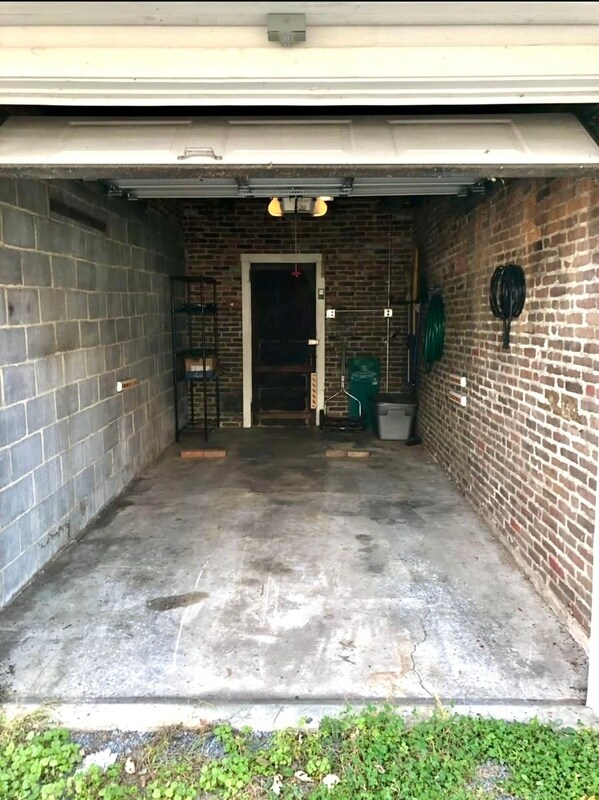 Building Photo - 213 E Ross St