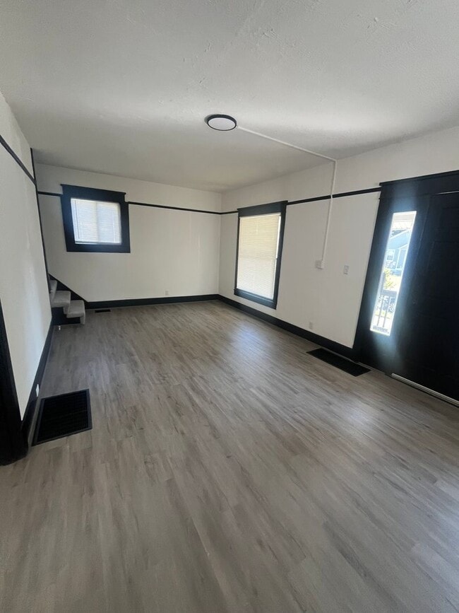 Building Photo - Gorgeous 3 bedroom fully renovated house!
