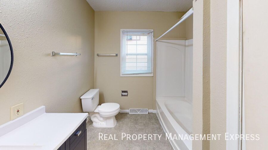 Building Photo - 3 Bedroom 1 Bathroom Unit