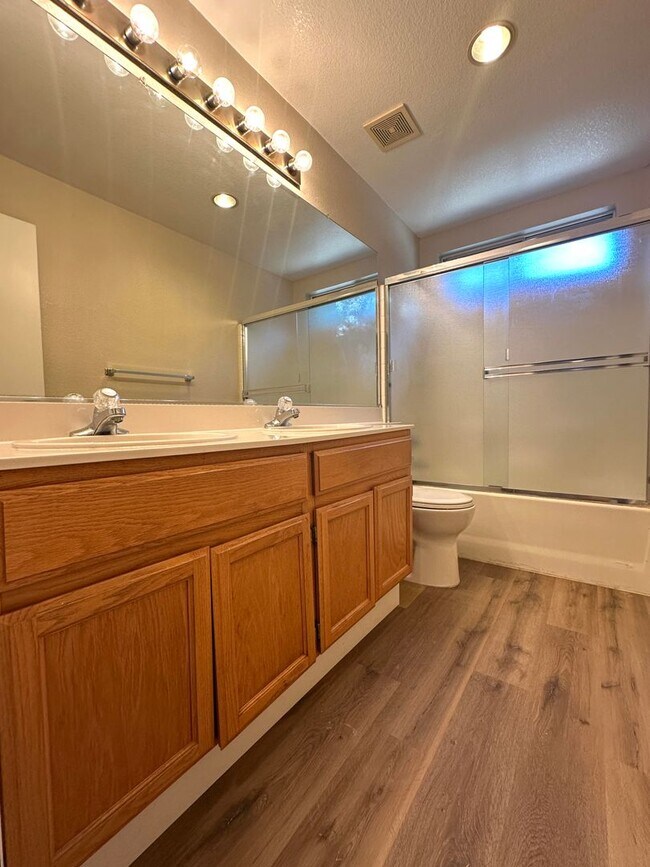 Building Photo - Spacious 4 Bedroom Corner Lot in Brentwood!