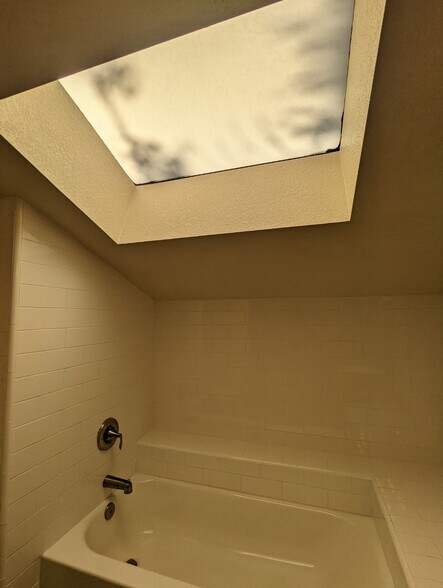 Building Photo - 1704 Woodlake Dr