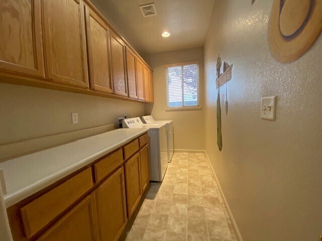 Building Photo - Beautiful and spacious 3-bedroom, 2.5-bathroom home with loft/den in E