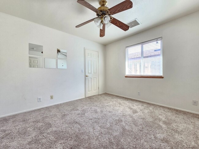 Building Photo - Cozy 3 bed 2 bath