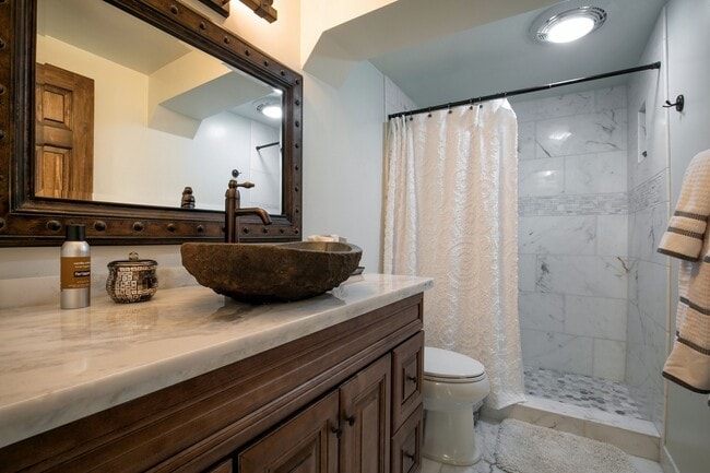 Building Photo - Gorgeous Lake View Condo