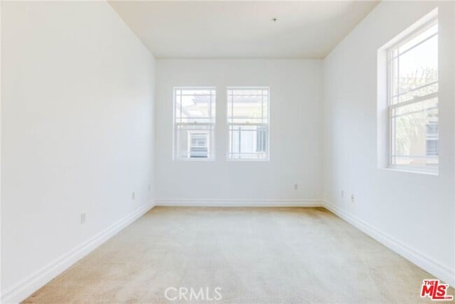 Building Photo - 917 S New Hampshire Ave