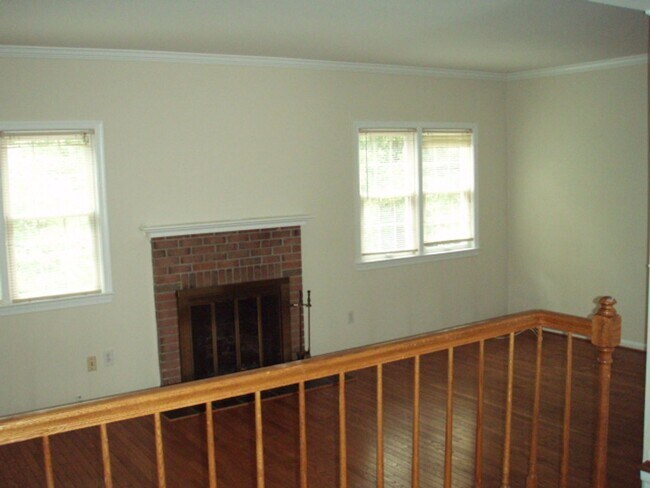 Building Photo - Classic 4 Bed 3.5 Bath Brick Townhome With...