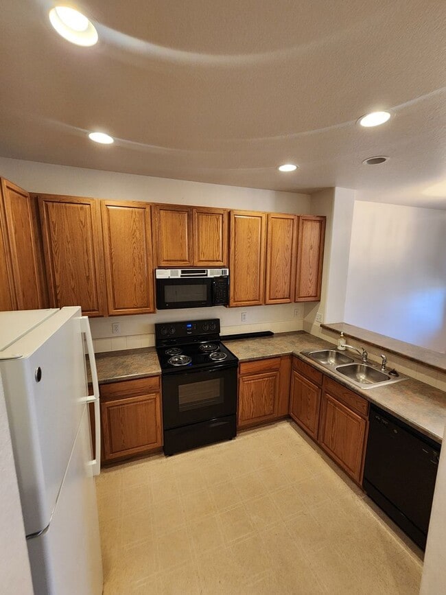 Building Photo - Beautiful Townhome