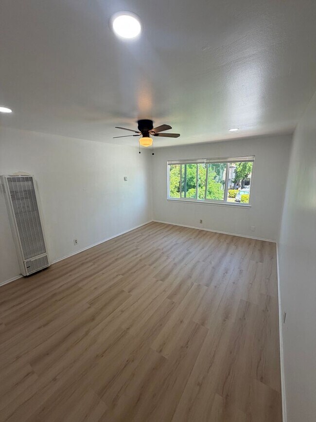 Building Photo - 831 Opal Dr