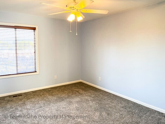 Building Photo - 5 bedrooms, 3 baths, and 3004 sqft Single Family Home