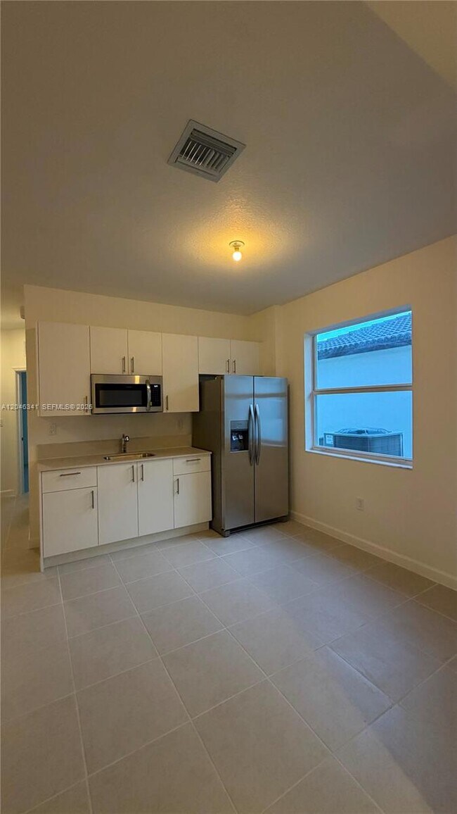 Building Photo - 2475 SE 29th Dr