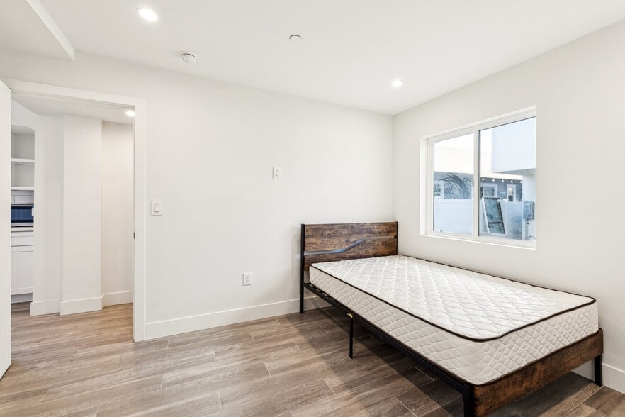 Building Photo - 1348 W 35th Pl