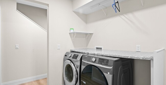 Building Photo - 3-Bedroom Home with Peekaboo Views of Silv...