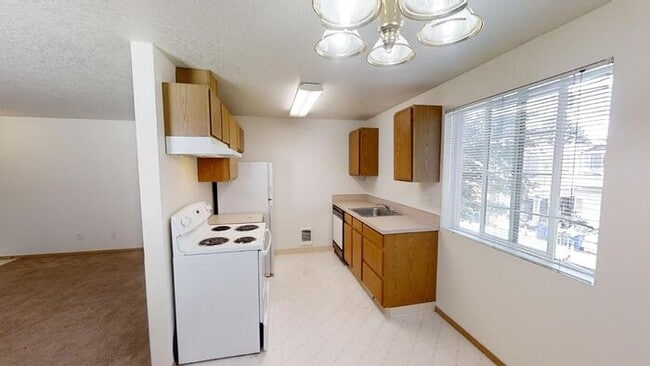 Building Photo - Cozy Montavilla Gem: Upstairs 2-Bedroom Ap...