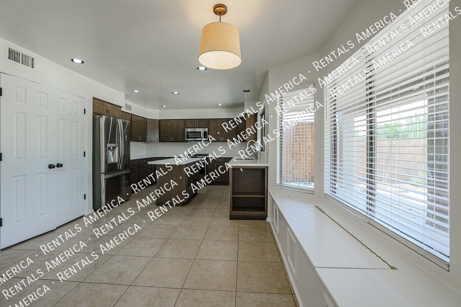 Building Photo - 14844 W Crocus Dr