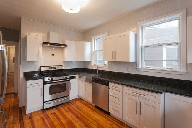 Building Photo - 9/1 No Fee! Two-level 5BR/3BA near Porter Sq!