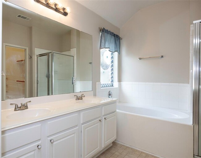 Building Photo - 3915 Lauderwood Ln
