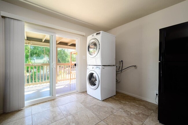 Building Photo - Benicia! Large two bedroom, one bath avail...
