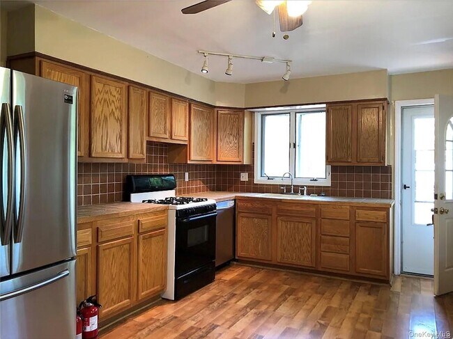 Building Photo - 52 Horton Ave