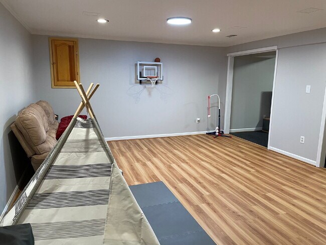 Building Photo - A Perfect Blend of Comfort and Convenience
