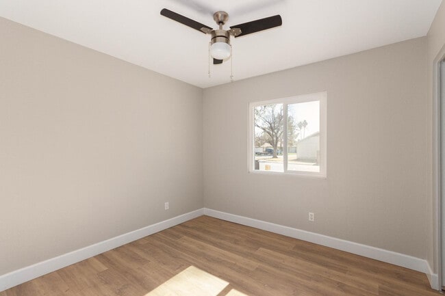 Building Photo - 232 E Leah Ln