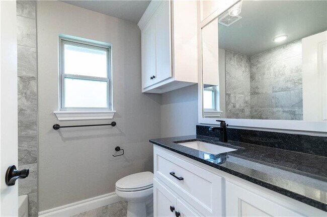 Building Photo - Gorgeous 4 bed 3 bath home in East Edmond-...