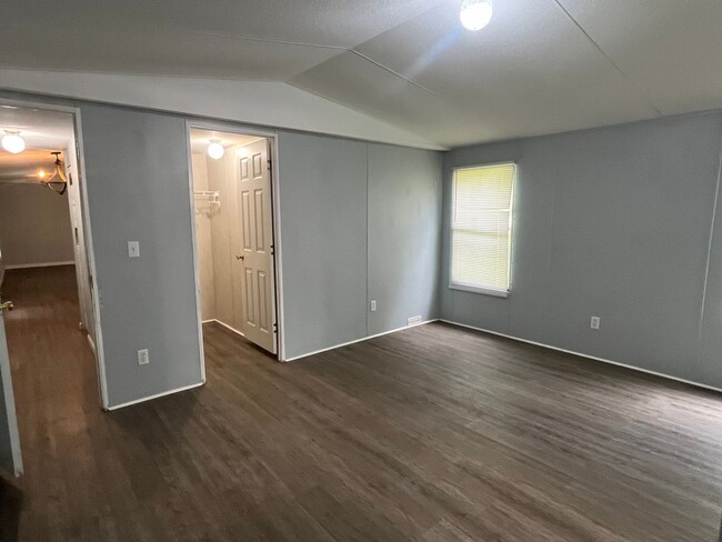 Building Photo - Newly renovated 3 Bedroom Mobile Home Just...