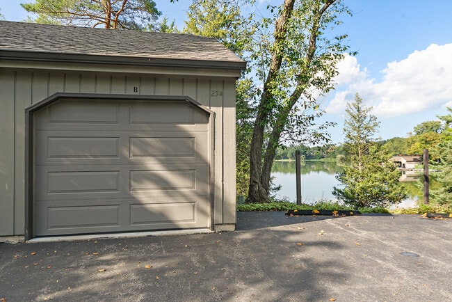 Building Photo - 25 N Shoreline Rd