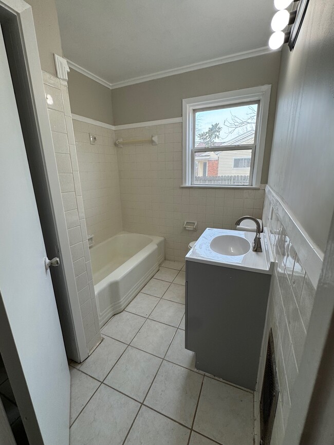 Building Photo - 708 Vassar Dr