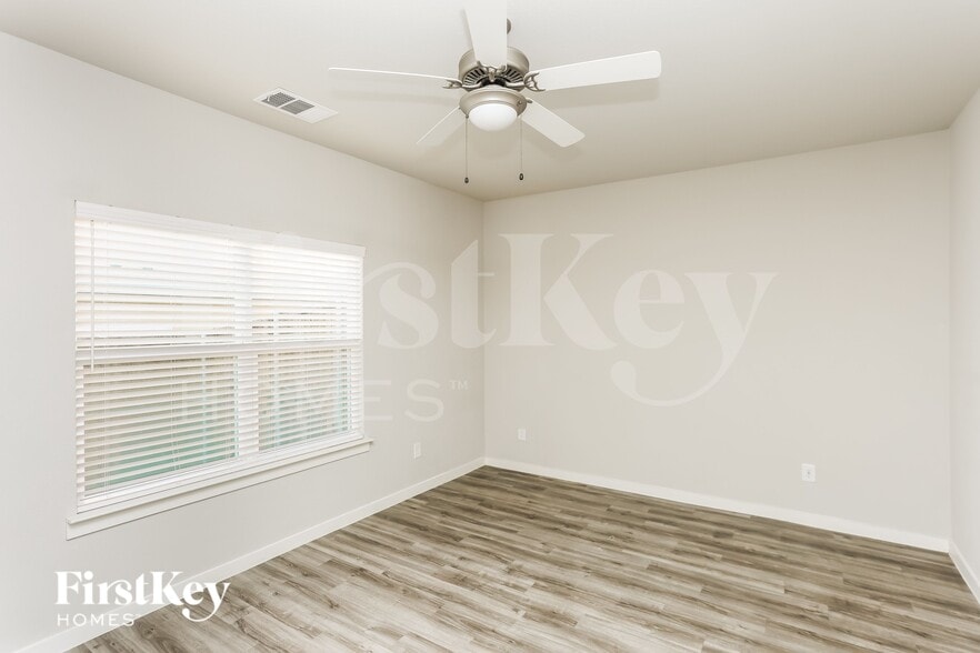 Building Photo - 616 Ava Trl