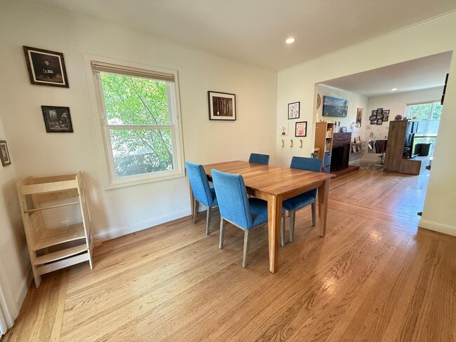 Building Photo - Spacious 5BD/2BA Home in San Carlos with S...