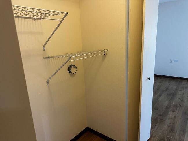 Building Photo - Spacious 1 Bedroom Condo with Pool