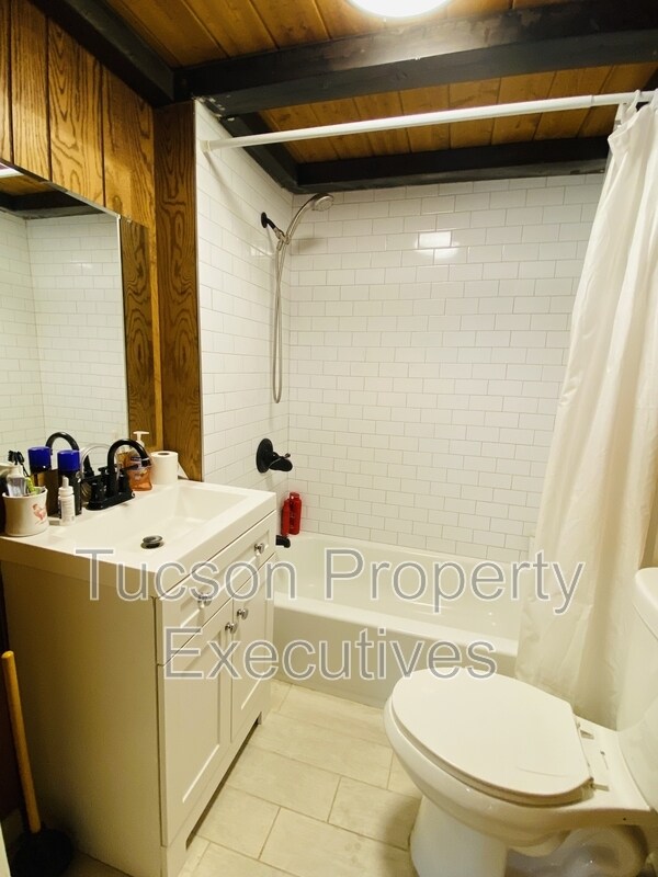 Building Photo - 2126 E Silver St