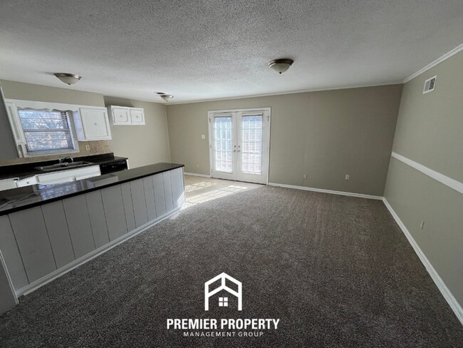 Building Photo - Spacious 3BR/1.5BA in Memphis - Open Kitchen, Dining Room & Private Backyard