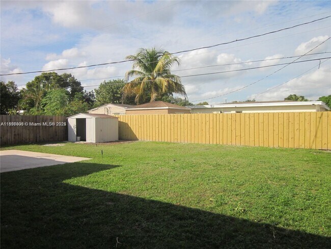 Building Photo - 7571 Pierce St