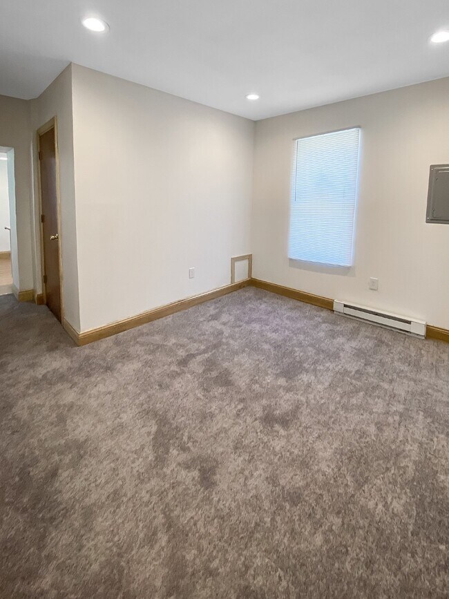 Building Photo - Renovated 1 bedroom Apartment for Rent