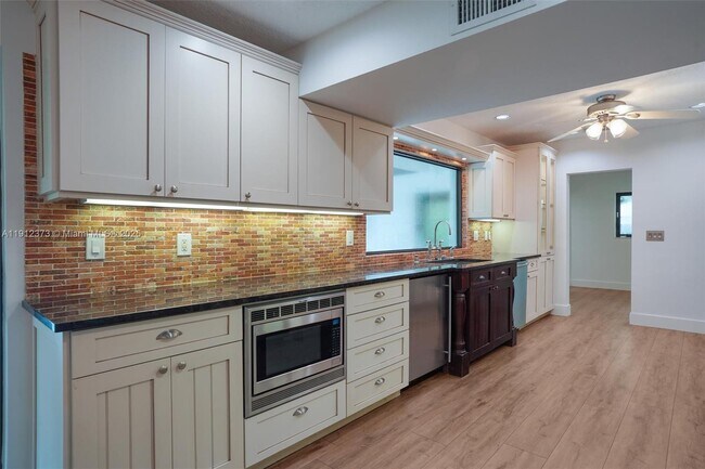 Building Photo - 6230 SW 112th St