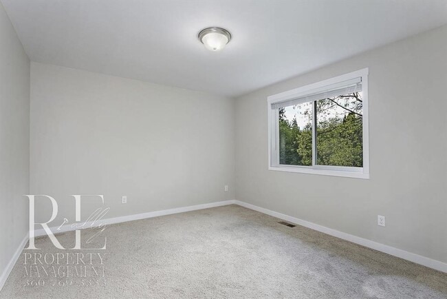 Building Photo - Bright View Home in the Heart of Silverdale on a Quiet Dead-End Road