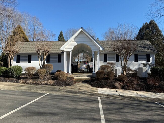 Building Photo - Two bedroom, 2.5 bath townhome in Whitsett