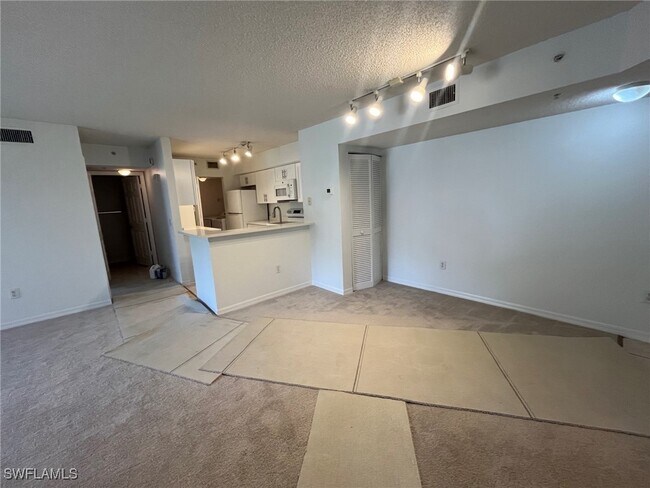 Building Photo - 8950 Colonnades Ct E