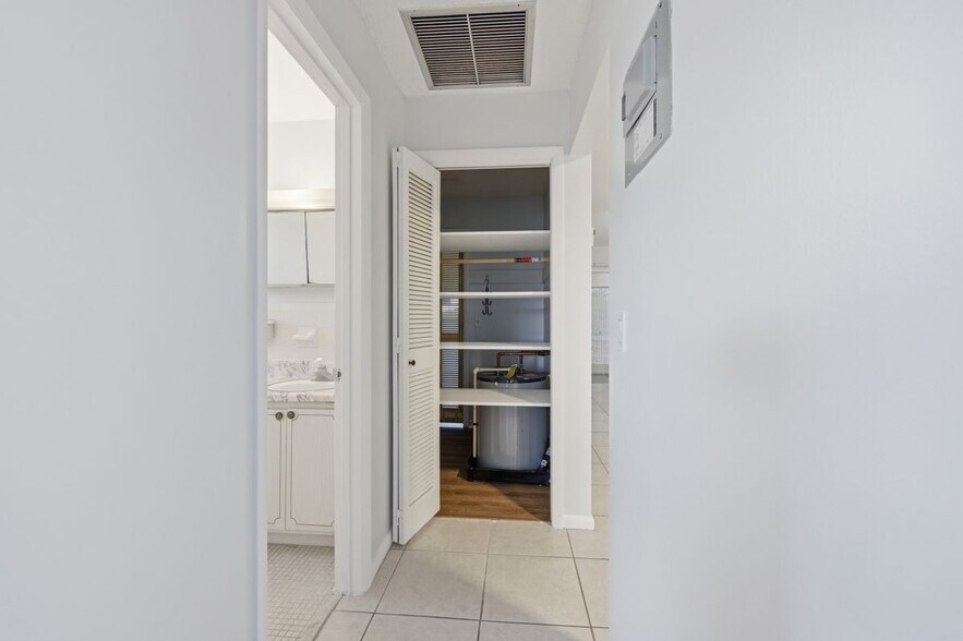 Building Photo - 410 W Palm St