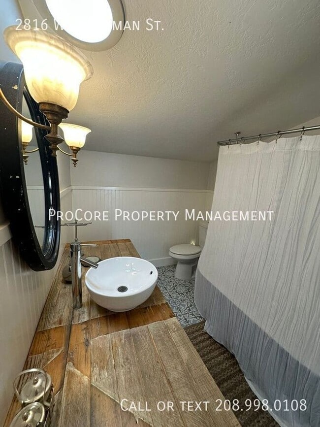 Building Photo - Charming Upper Unit Studio –Above Garage | $1,195.00 | Near Downtown