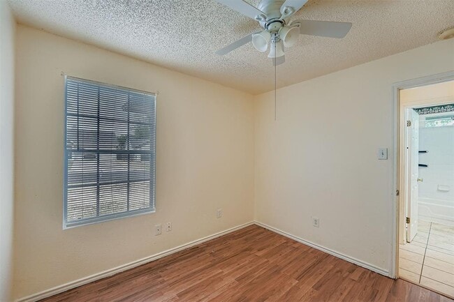 Building Photo - 1609 Honeysuckle Ln