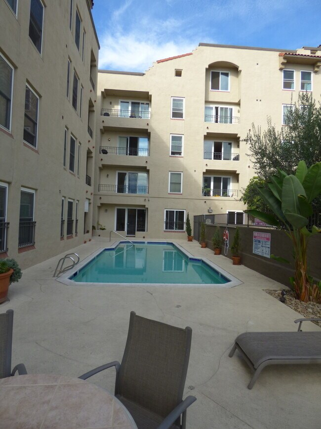 Building Photo - Spacious 2 Bedroom 2 Bath Condo in Bankers...