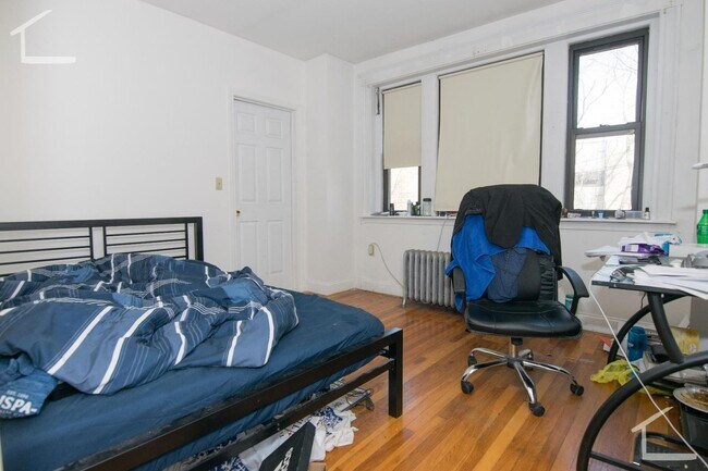 Building Photo - 9/1 Spacious top floor 4BR/2BA with heat inc, balcony!