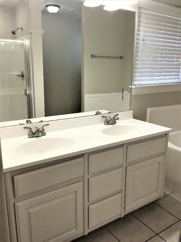 Building Photo - 1806 Knollcrest Cir