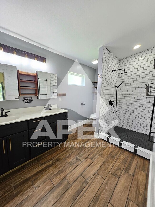 Building Photo - Contemporary Ranch Style 3Bd – 2Ba Single ...