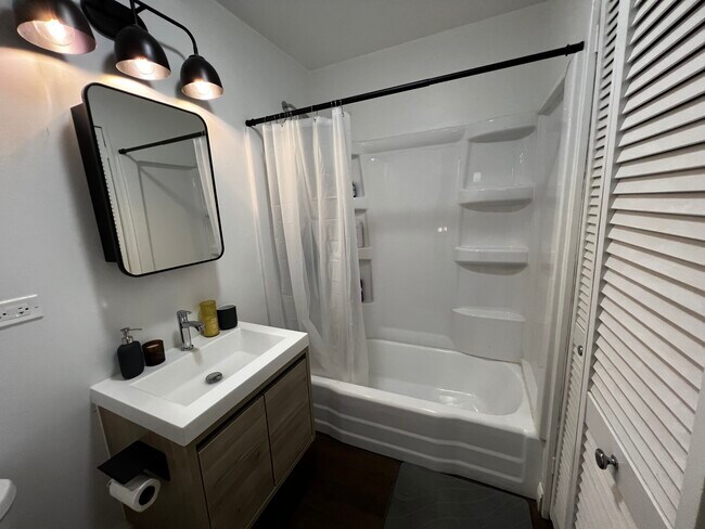 Building Photo - 3610 W Diversey Ave