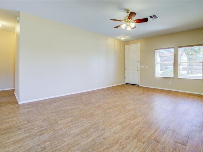 Building Photo - 3 Bedroom 2 Bathroom