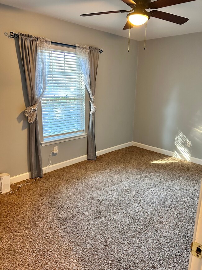 Building Photo - 426 Larkspur Ct